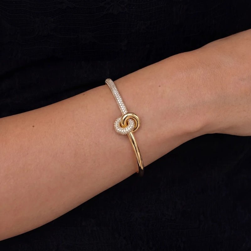 Brazalete Rígido Tennis - Nudo Central Oro