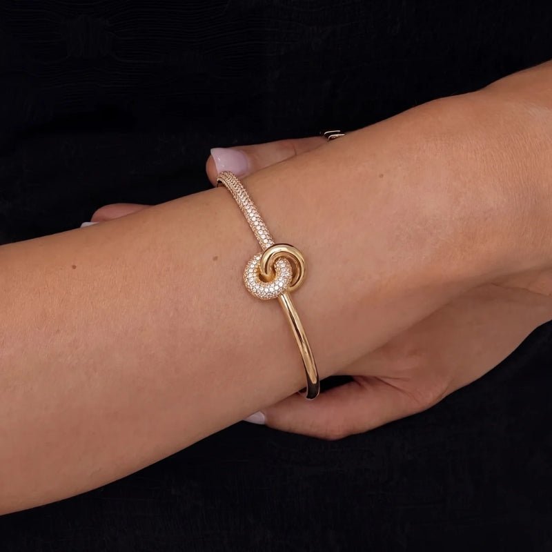 Brazalete Rígido Tennis - Nudo Central Oro