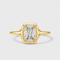 Anillo de Escudo Talla Esmeralda