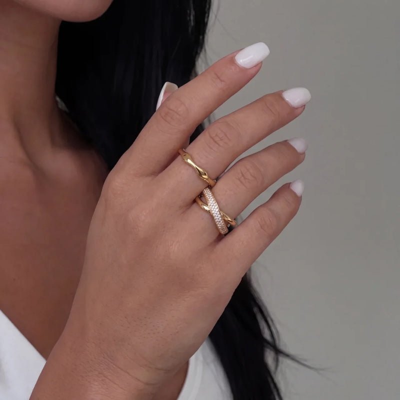 Anillo Onda Orgánica - Alianza Apilable Oro